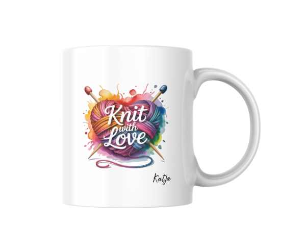 Tasse mit Wollherz-Design und Name „Katja“ auf weißem Hintergrund.
